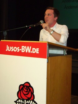Der SPD-Kreisvorsitzende bei einer Rede auf der Juso-Landesdelegiertenkonferenz in Tuttlingen. FOTO: Jusos