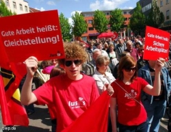 Gleichstellung und sichere Arbeitspl. - das waren nur 2 Forderungen bei der DGB-Kundgebung auf dem Schillerpl. FOTO: gia