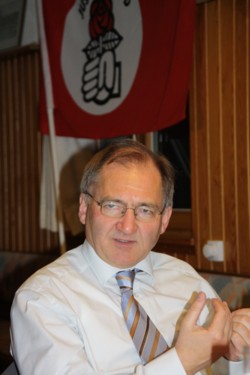 Schlug den Bogen zwischen Kommunal- und Landespolitik - MdL Peter Hofelich. FOTO: Jusos