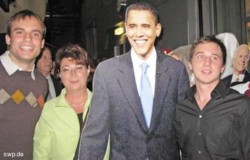 Tim Zajontz, Susanne Widmaier und Sascha Binder (rechts) gratulierten (dem Pappkameraden) Obama. FOTO: SPD