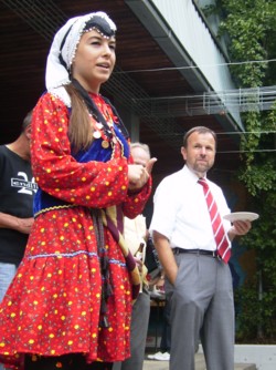 Zu Gast auf dem Sommerfest des Hauses der Jugend und der Jusos - der Göppinger Bürgermeister Jürgen Lämmle (rechts).